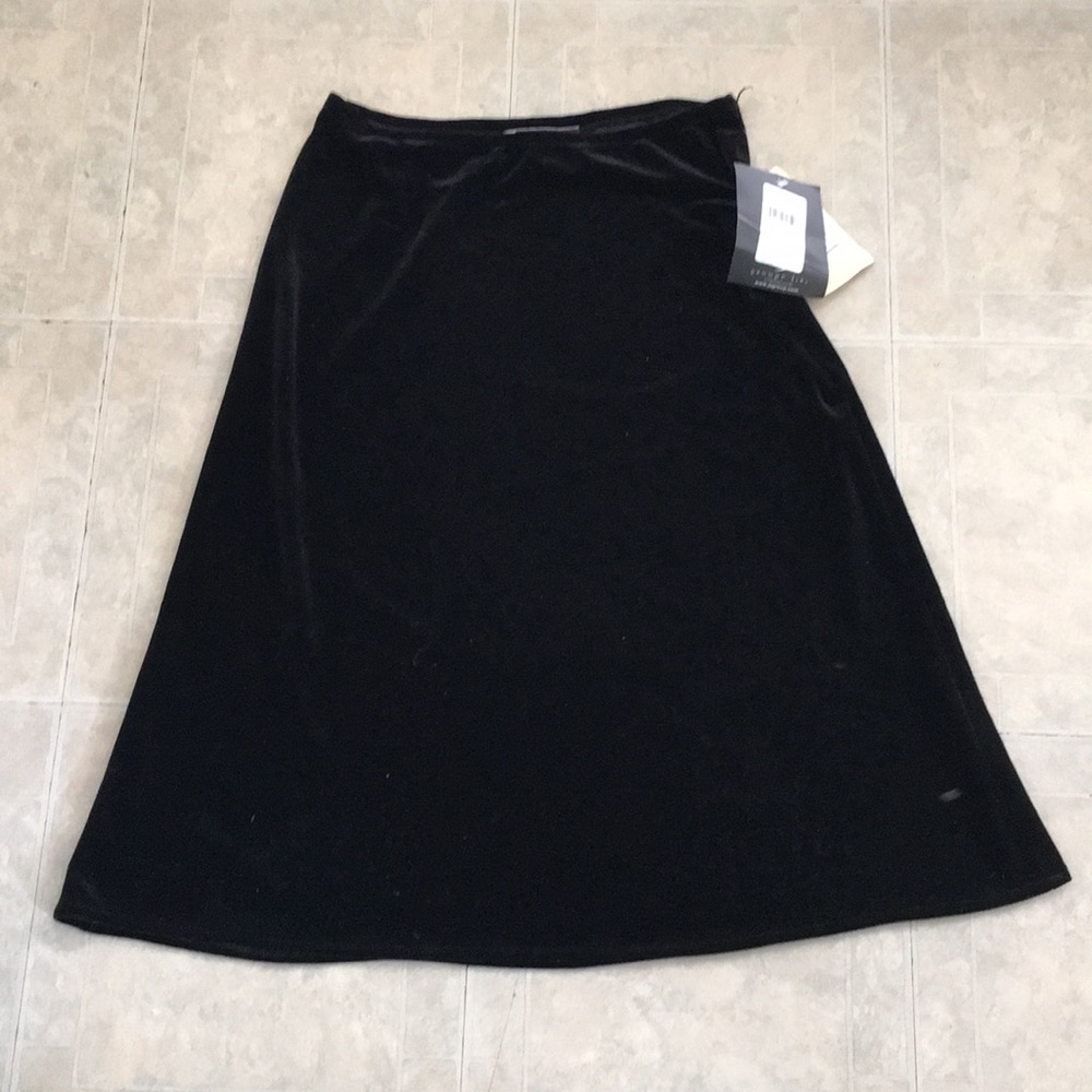 JS boutique size for black velvet skirt